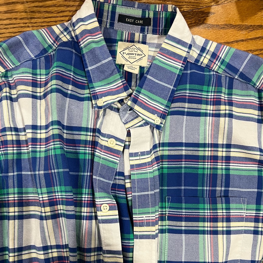 Short sleeve button up shirt size XL